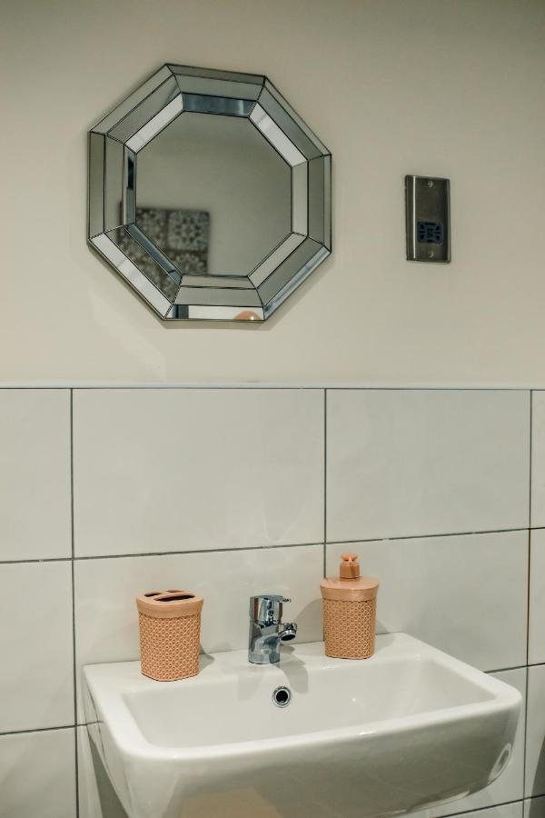 Bv Cosy Basement Apartment At Conditioning House Bradford  Exteriér fotografie